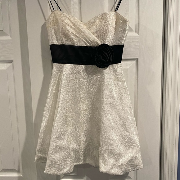 Hailey Logan Dresses & Skirts - Hailey Logan Juniors Size 5 White Strapless Dress